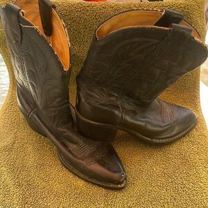Laredo cowboy boots kids  size 1.5 broken in great fit, super cute.